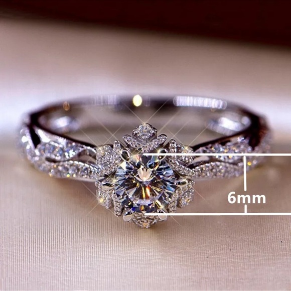 Gorgeous 925Silver Ring Cubic Zirconia WeddingRing - Picture 4 of 4